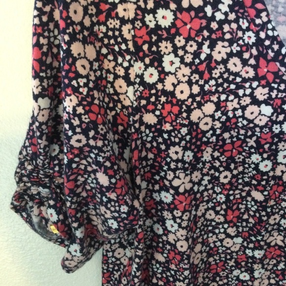 Michael Kors Pink and Blue SS Chic Top Emblems On Sleeves Size M - Picture 5 of 7